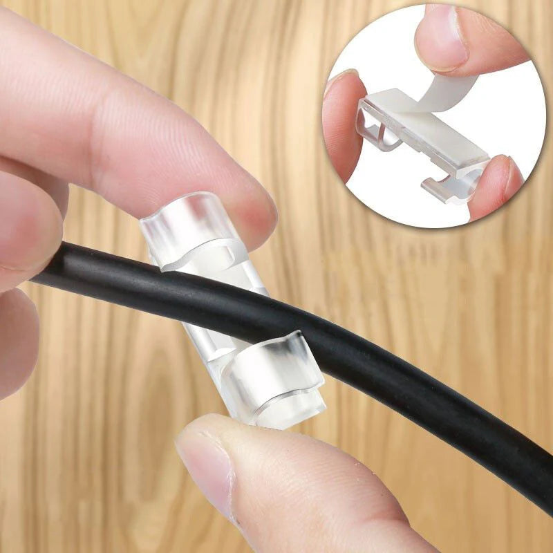 Clip de rangement transparent pour câble USB sur surface en bois 
