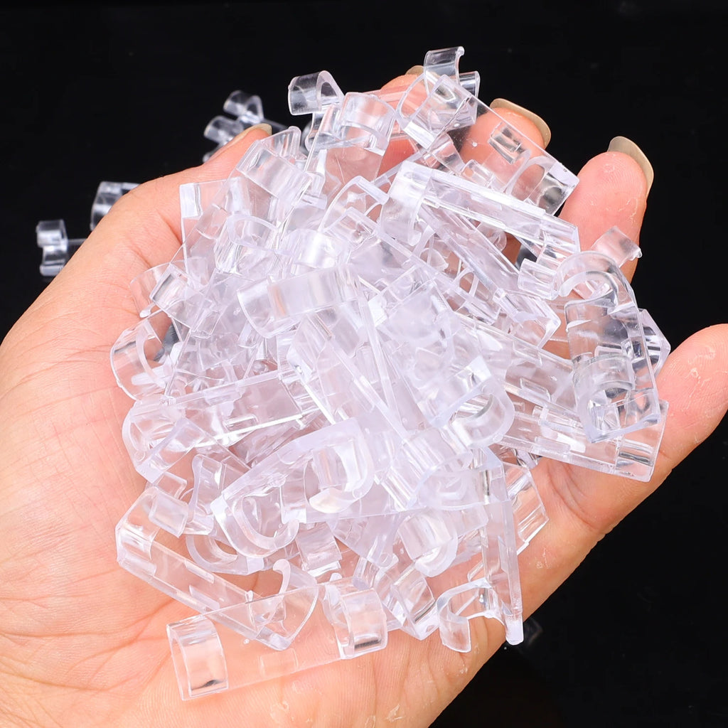 Clip transparent pour organiser les câbles sur un bureau