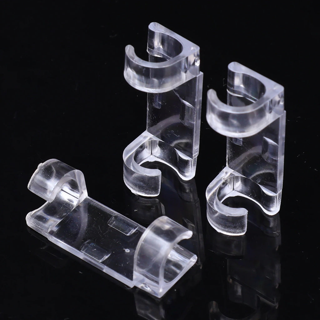 Clip transparent pour organiser les câbles sur un bureau